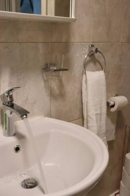 Appartamento Away From - 2 Bed Free Parking & Wifi *