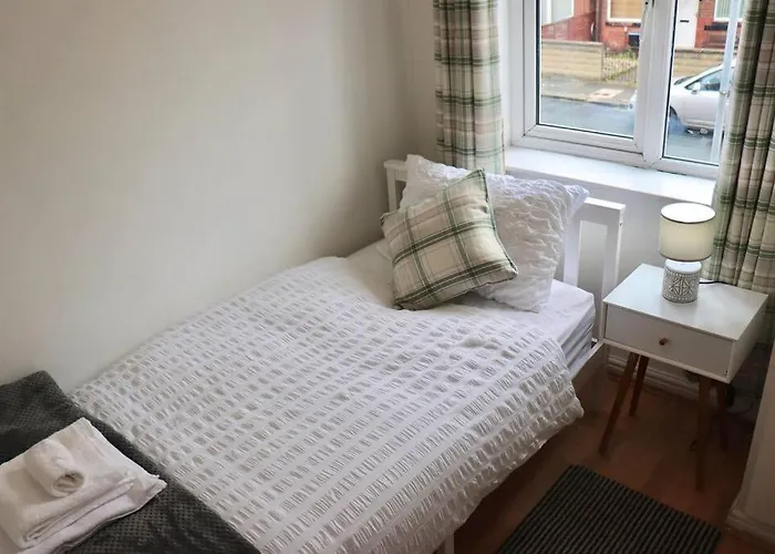 Home Away From Home - 2 Bed Free Parking & Wifi