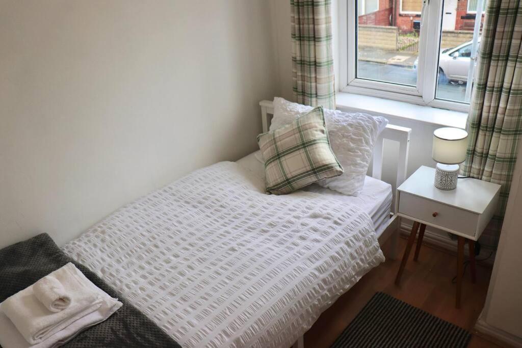 Away From - 2 Bed Free Parking & Wifi * Leeds (West Yorkshire)