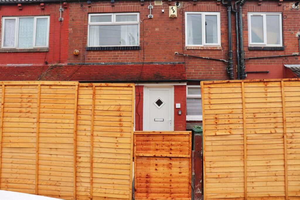 Away From - 2 Bed Free Parking & Wifi Apartment