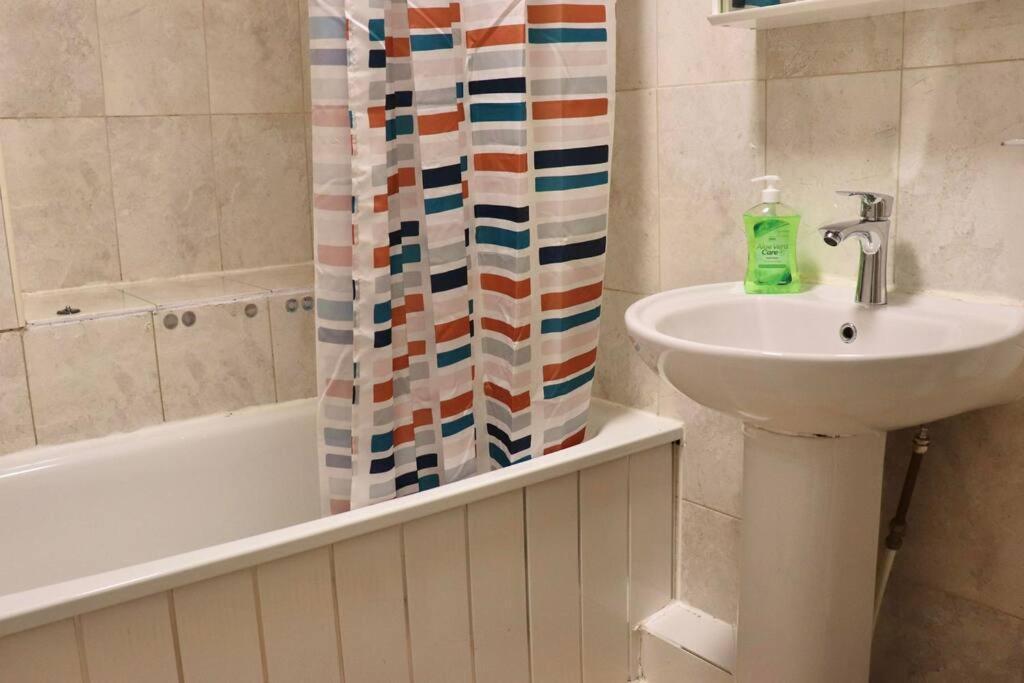 Away From - 2 Bed Free Parking & Wifi Leeds (West Yorkshire)