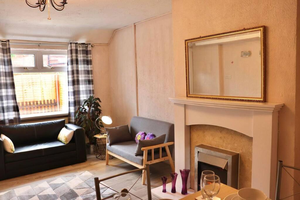 Apartment Away From - 2 Bed Free Parking & Wifi