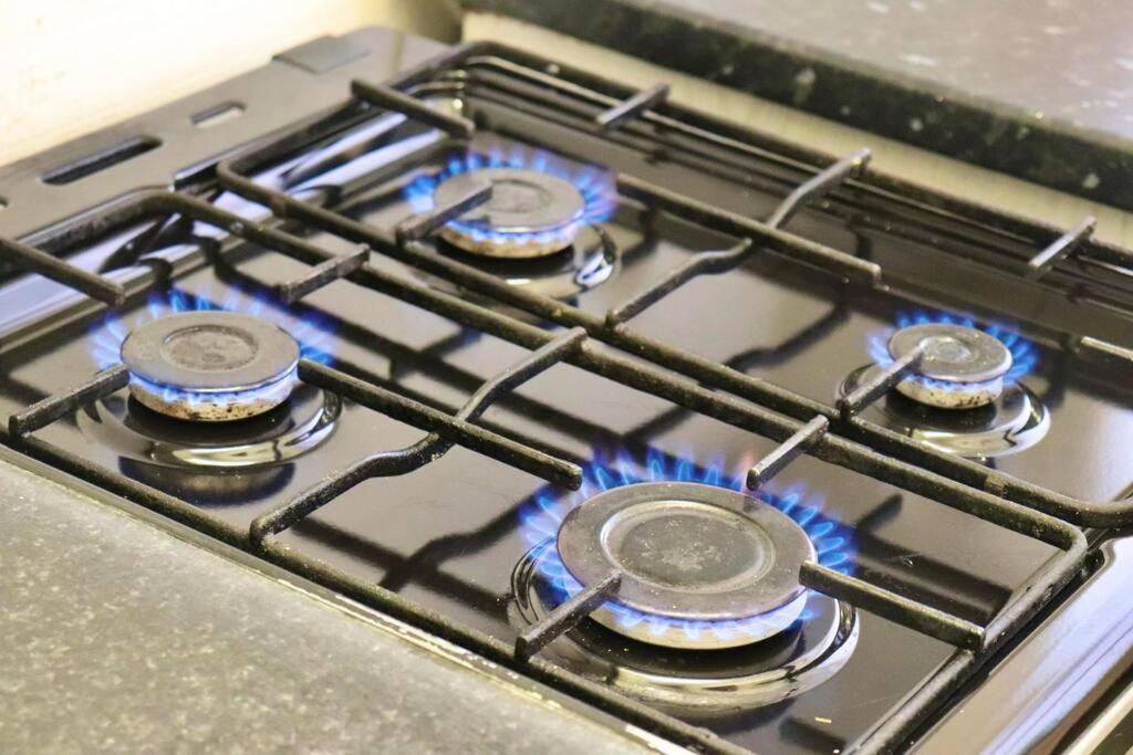 Apartment Away From - 2 Bed Free Parking & Wifi