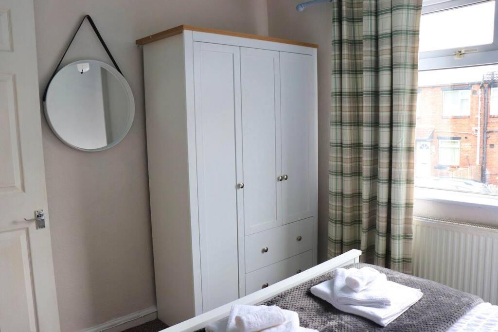 Apartment Away From - 2 Bed Free Parking & Wifi