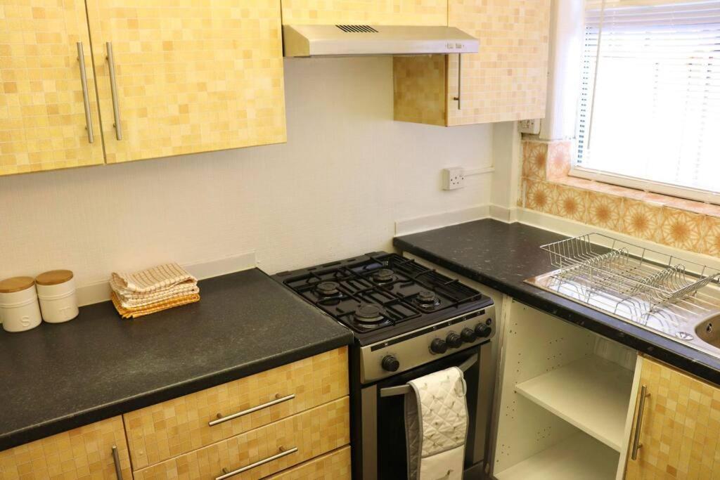 Apartment Away From - 2 Bed Free Parking & Wifi