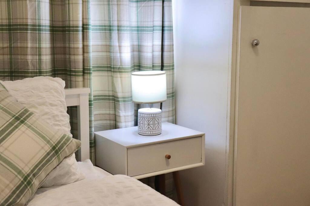 Apartment Away From - 2 Bed Free Parking & Wifi