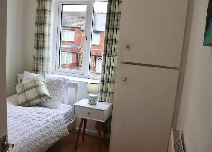 Home Away From Home - 2 Bed Free Parking & Wifi