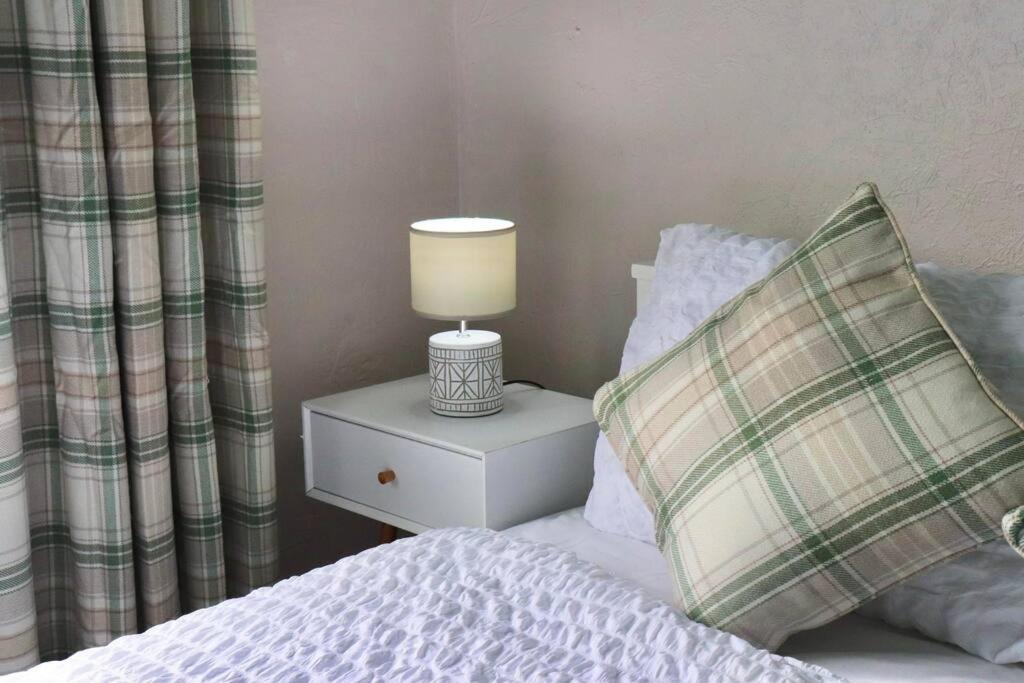 Apartamento Away From - 2 Bed Free Parking & Wifi