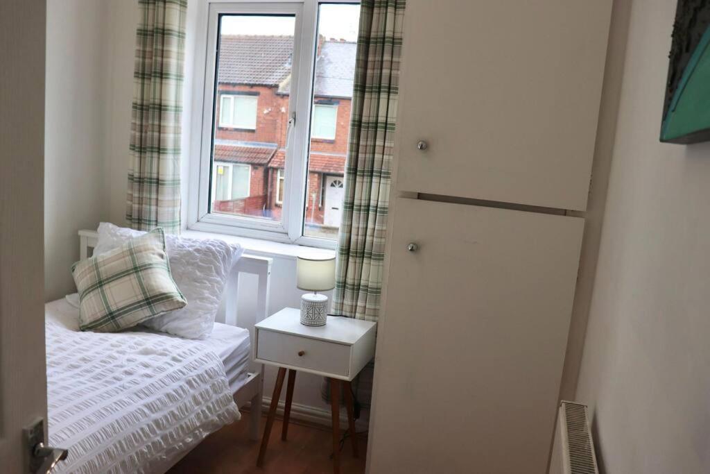 Apartamento Away From - 2 Bed Free Parking & Wifi *
