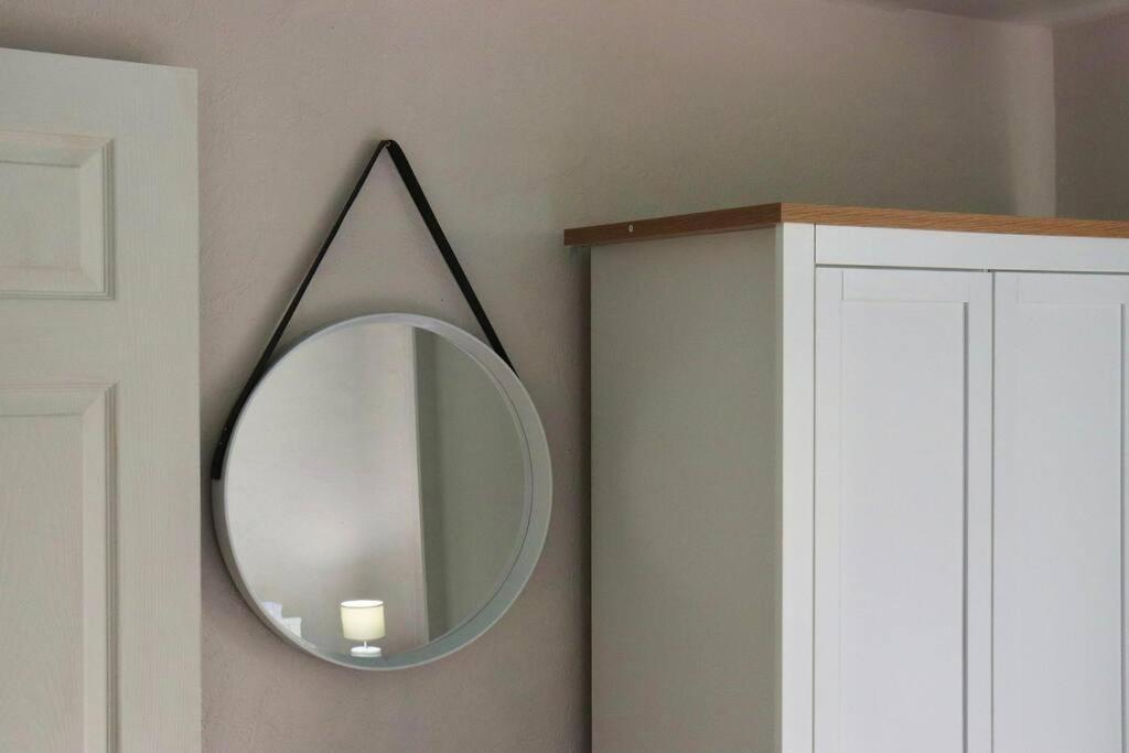 Apartamento Away From - 2 Bed Free Parking & Wifi *