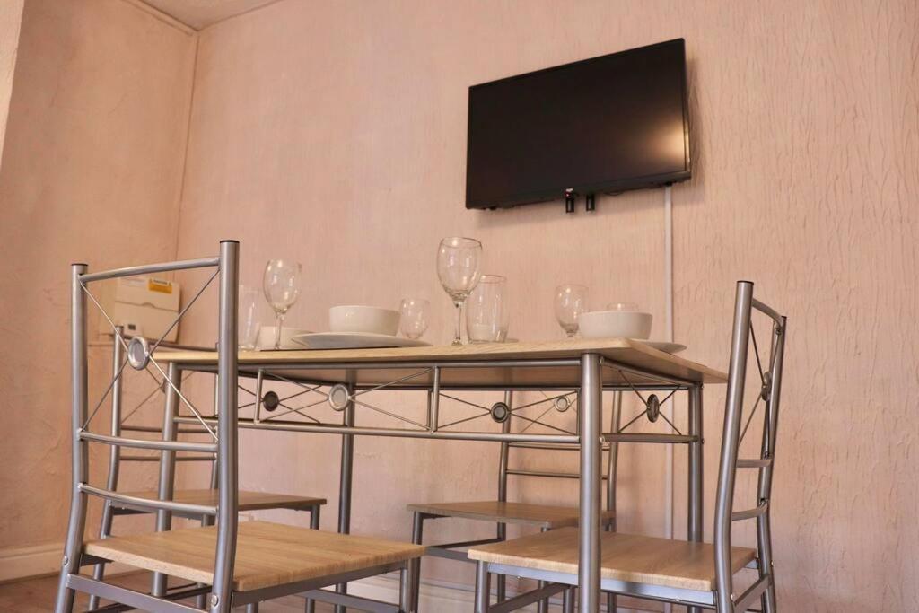 Apartamento Away From - 2 Bed Free Parking & Wifi *