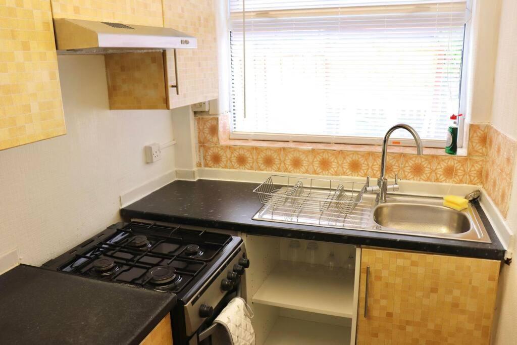 Apartamento Away From - 2 Bed Free Parking & Wifi